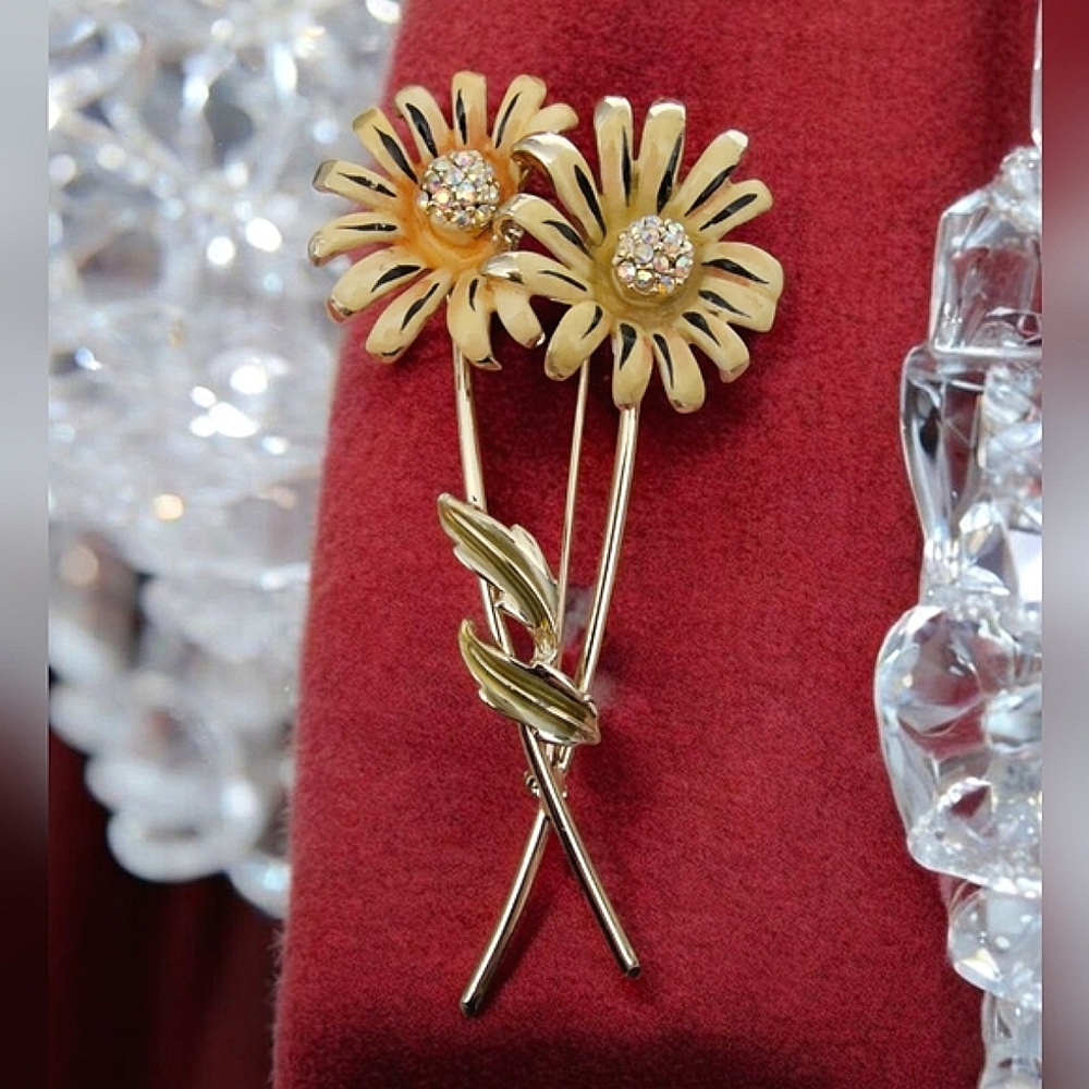 BSK Daisy Floral Brooch With Rhinestone & Gold Accents